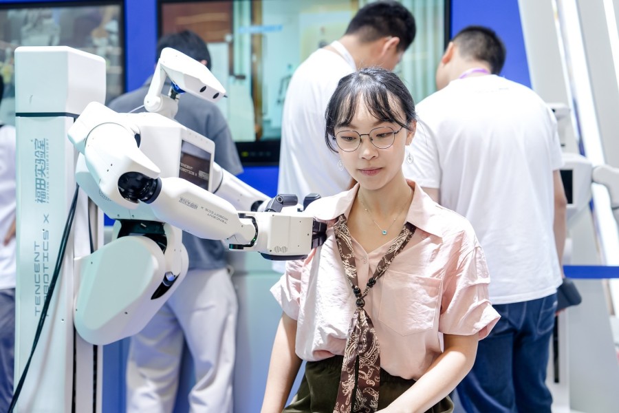 WAIC 2026 现场，腾讯小六机器人以灵巧手进行按摩演示